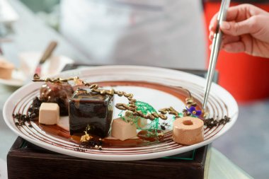 Şef kerpeten süslemeler düzenlenmesi