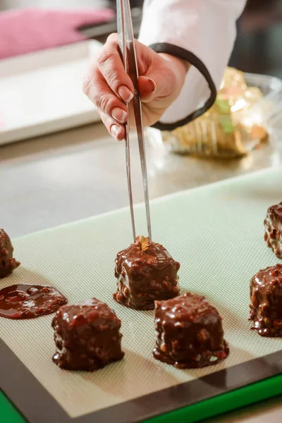 Décoration fondue aux noix de chocolat — Photo