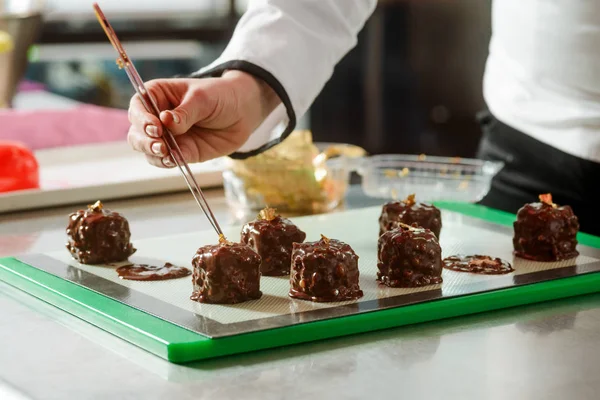 Decorating fondue with chef pincers — Stock Photo, Image