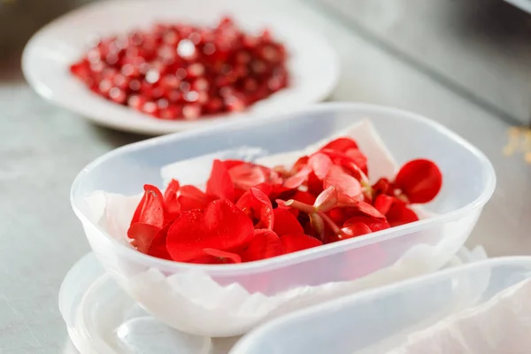 Färska röda blommor för desserter — Stockfoto