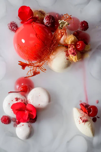 Cake, berries and dry ice — Stock Photo, Image