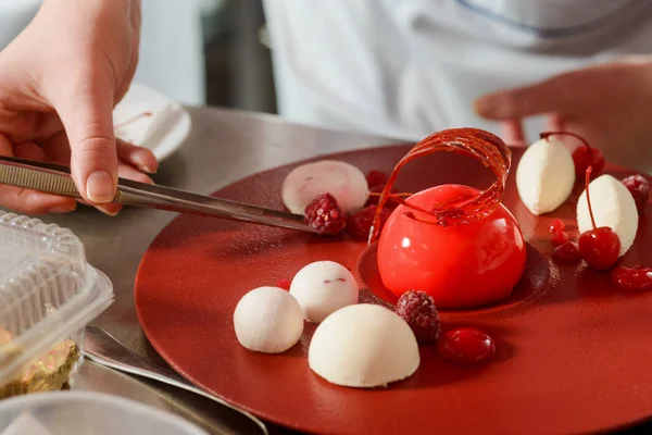 Decorating dessert with raspberries — Stock Photo, Image