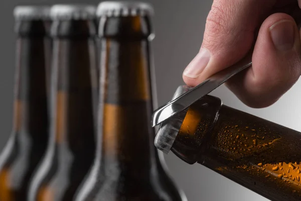 Αρσενική χέρι άνοιγμα μπουκάλι μπύρας — Φωτογραφία Αρχείου