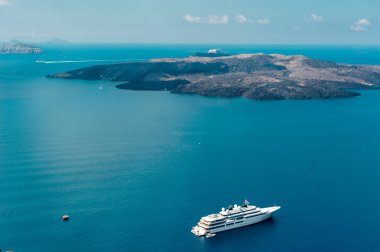 Büyük gemi dağlık Adası'na gidiyor