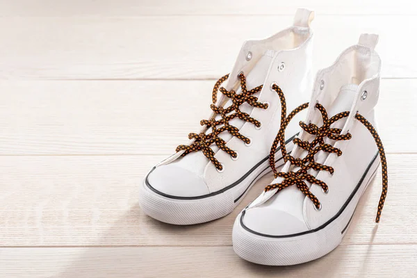 Zapatillas blancas con cordones naranjas —  Fotos de Stock