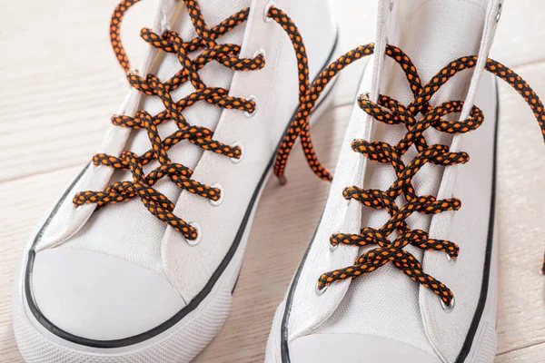 Белые кроссовки с молнией — стоковое фото