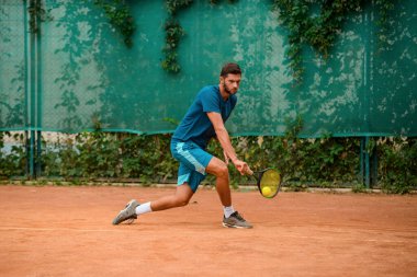 Adam yükselirken ters vuruş yapıyor.