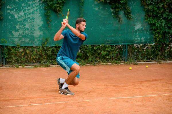 Retrato de um tenista em ação na quadra ao ar livre . — Fotografia de Stock