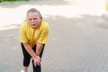 Yoğun egzersizlerden sonra yorgun düşmüş bir kız dinleniyor..