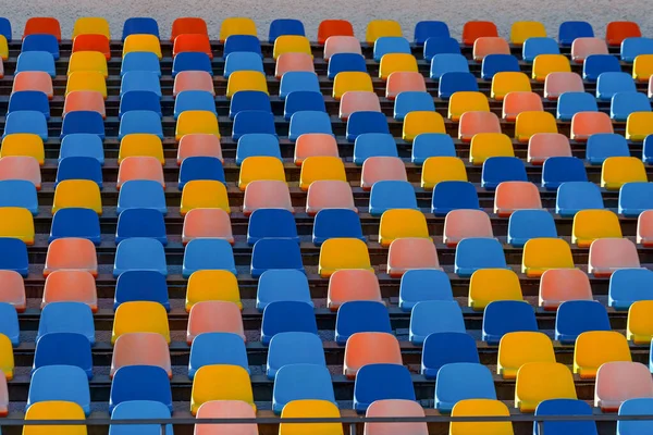 Kék és narancssárga stadion műanyag ülések. Színes textúra, egy aréna sorai. — Stock Fotó