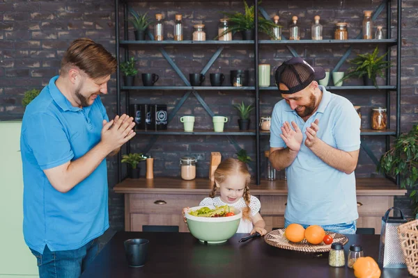Οι πατεράδες χειροκροτούν την κόρη τους για μια καλή σαλάτα — Φωτογραφία Αρχείου