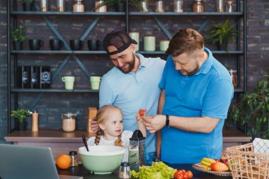 Küçük kız babasından çilek alıyor.
