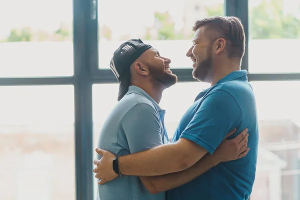 Adulto gay casal abraçando cada outros e rindo — Fotografia de Stock