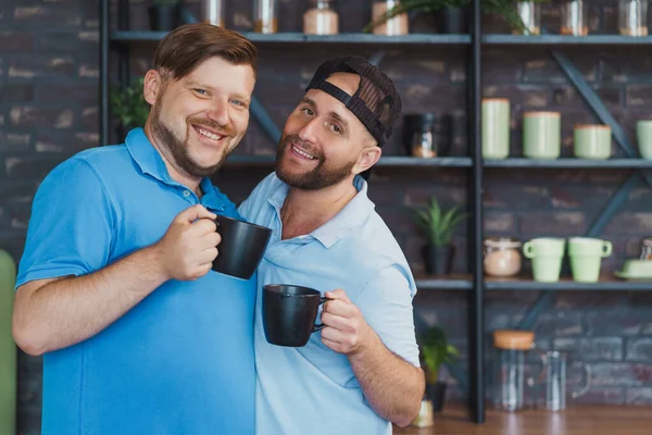 Retrato de um belo casal LGBT em uma cozinha — Fotografia de Stock