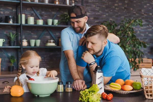 Γκέι γονείς και τα μικρά παιδιά τους στην κουζίνα — Φωτογραφία Αρχείου