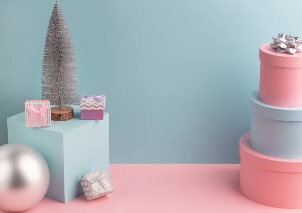 Fenyőfa, gömb, kerek és négyzet alakú ajándékdobozok rózsaszín és varangy háttérrel — Stock Fotó
