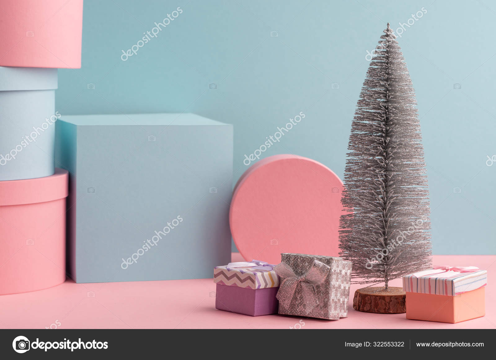 小枞树和各种粉色和茶色背景的礼品盒 图库照片 C Ygphoto