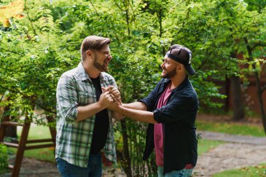 Parkta buluşan harika bir eşcinsel çift.