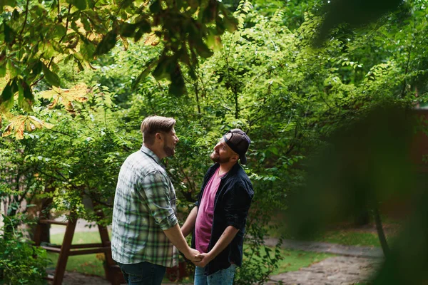 Retrato de um casal gay em um encontro no parque — Fotografia de Stock