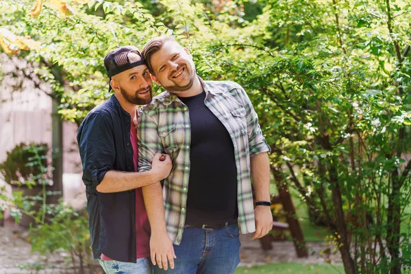 Retrato de encantador gay casal no o parque — Fotografia de Stock