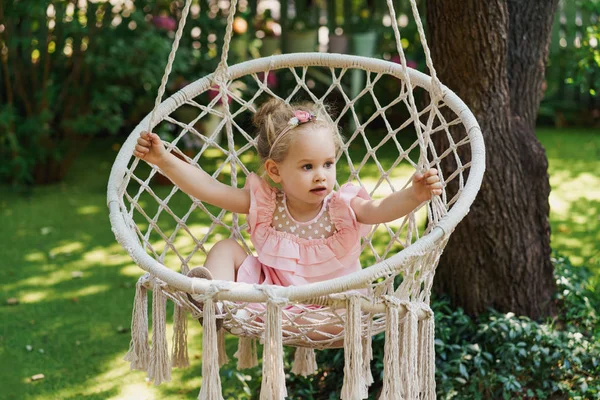Kleines Mädchen auf Hängemattenstuhl im Park — Stockfoto