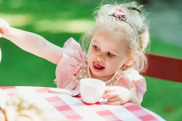 Mooi klein meisje op een thee feestje — Stockfoto