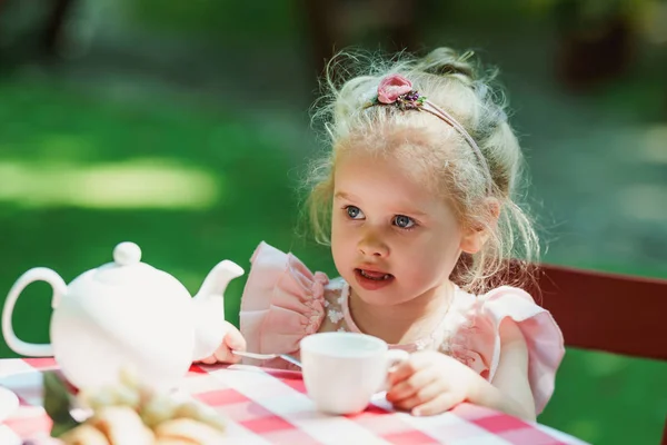 Csinos fiatal hölgy teadélutánt tart. — Stock Fotó