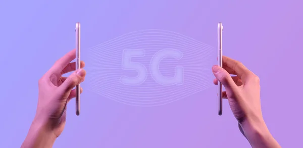 5g Internet-Netzwerkkonzept. Drahtlose Verbindung zwischen zwei Mobiltelefonen — Stockfoto