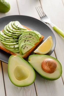 Avokado ve dilimleriyle tost. Vejetaryen tarifinin sonucu