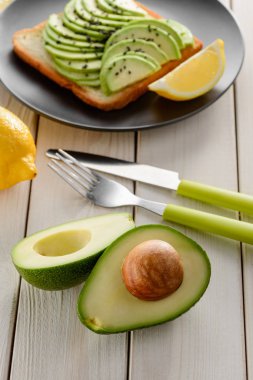 Avokado yarımları ve dilimli tost. Atıştırmalık ve sağlıklı beslenme