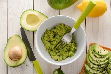 Bir kase çatallı avokado püresi.