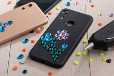 Güzel çiçek resimli siyah telefon kılıfı.