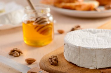 Krem peyniri, fındık ve bal kavanozunu mutfak masasının üzerine koy.