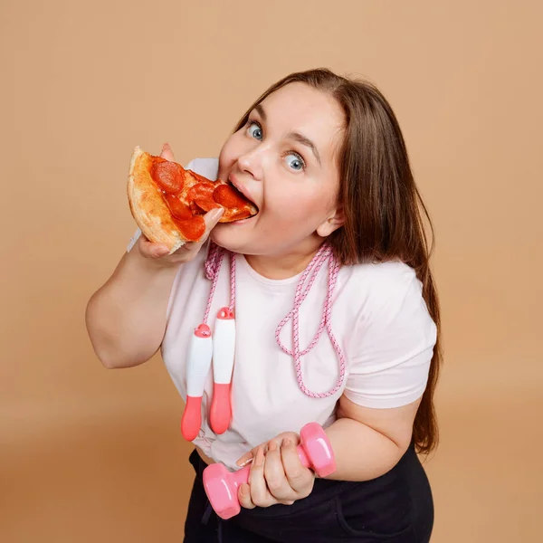 Spor salonunda şişman bir kadın. Kilo vermek için çabala