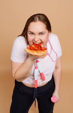 Kilolu kadın diyeti bıraktı, bir dilim yağlı pizza yedi.