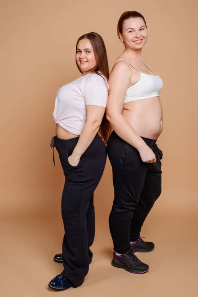 Duas mulheres plus tamanho posando em estúdio e não tem medo de mostrar seu corpo — Fotografia de Stock