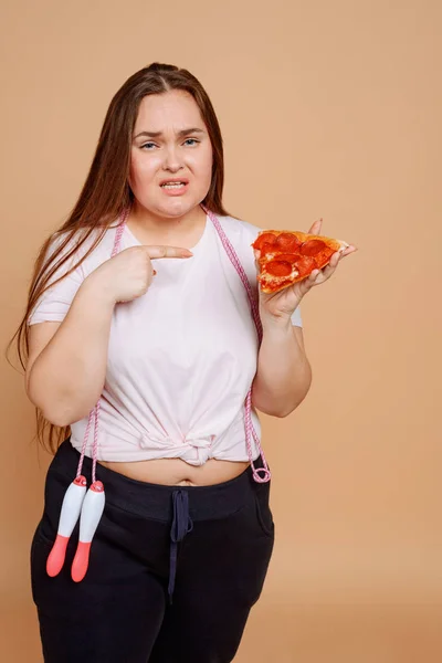 太りすぎの女性はピザが欲しいが、彼女は許可されていません — ストック写真