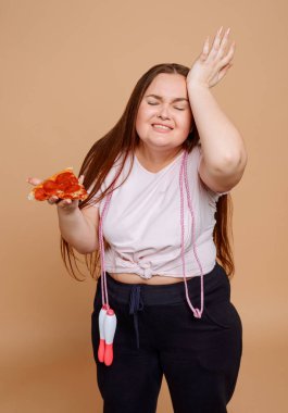 Kadınlar çekici bir dilim pizzayı reddedemez.