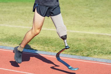 Protez bacaklı bir koşucu. Ampüte sporcu