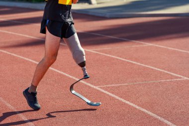 Ampüte sporcunun düşük kesimli portresi. Koşan sporcu