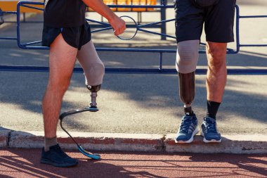 Sporcular yarıştan sonra dinleniyor. Ampüte koşucuların düşük kesitli görüntüsü