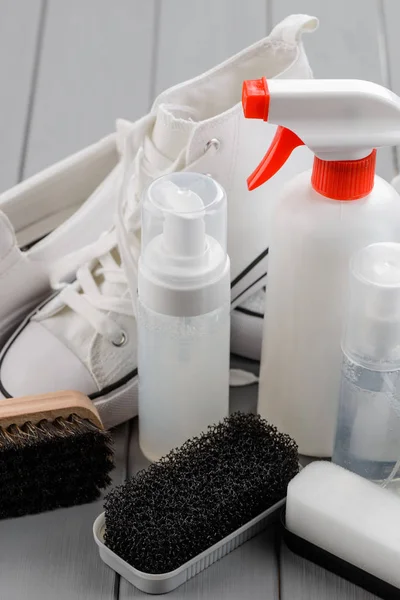 Productos y herramientas de limpieza de calzado blanco en gris — Foto de Stock