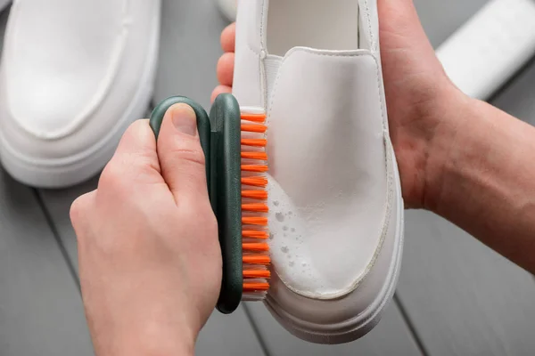 Close-up em sapatos brancos a serem limpos — Fotografia de Stock