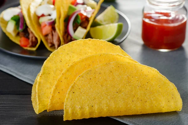 Een paar gefrituurde maïs tortilla 's. Cripsy basisingrediënt voor hard-shell taco 's — Stockfoto