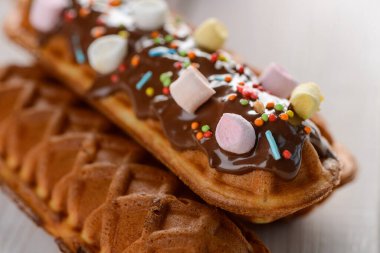 Beyaz arkaplanda mısır unu popunu kapat