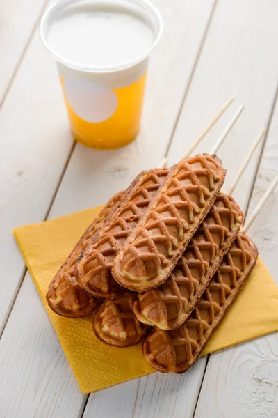 Frisch gebratene Mais-Hunde und eine Tasse Tee mit Sahneschaum — Stockfoto