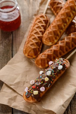 Kraft kağıdında reçelli ev yapımı waffle lolipopları.