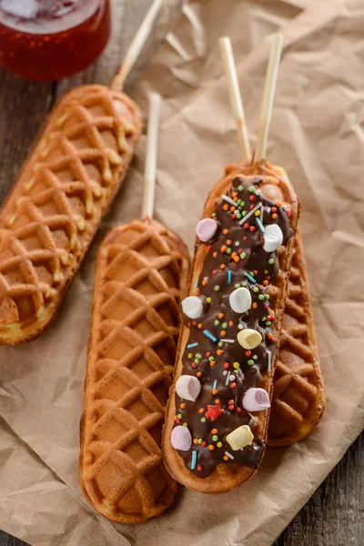 Hausgemachte Waffellutscher mit Marmelade auf Kraftpapier — Stockfoto