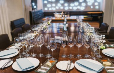 White plates, cutlery, tableclothes and glasses for wine