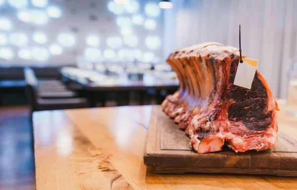 Big piece of cured ham served at a restaurant — Stockfoto